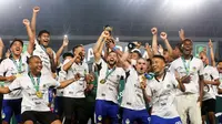 Para pemain PSIM Yogyakarta merayakan juara Pegadaian Liga 2 2024/2025 setelah mengalahkan Bhayangkara FC dalam laga final yang berlangsung di Stadion Manahan, Solo, Jawa Tengah, Rabu (26/02/2025). (Bola.com/Abdul Aziz)
