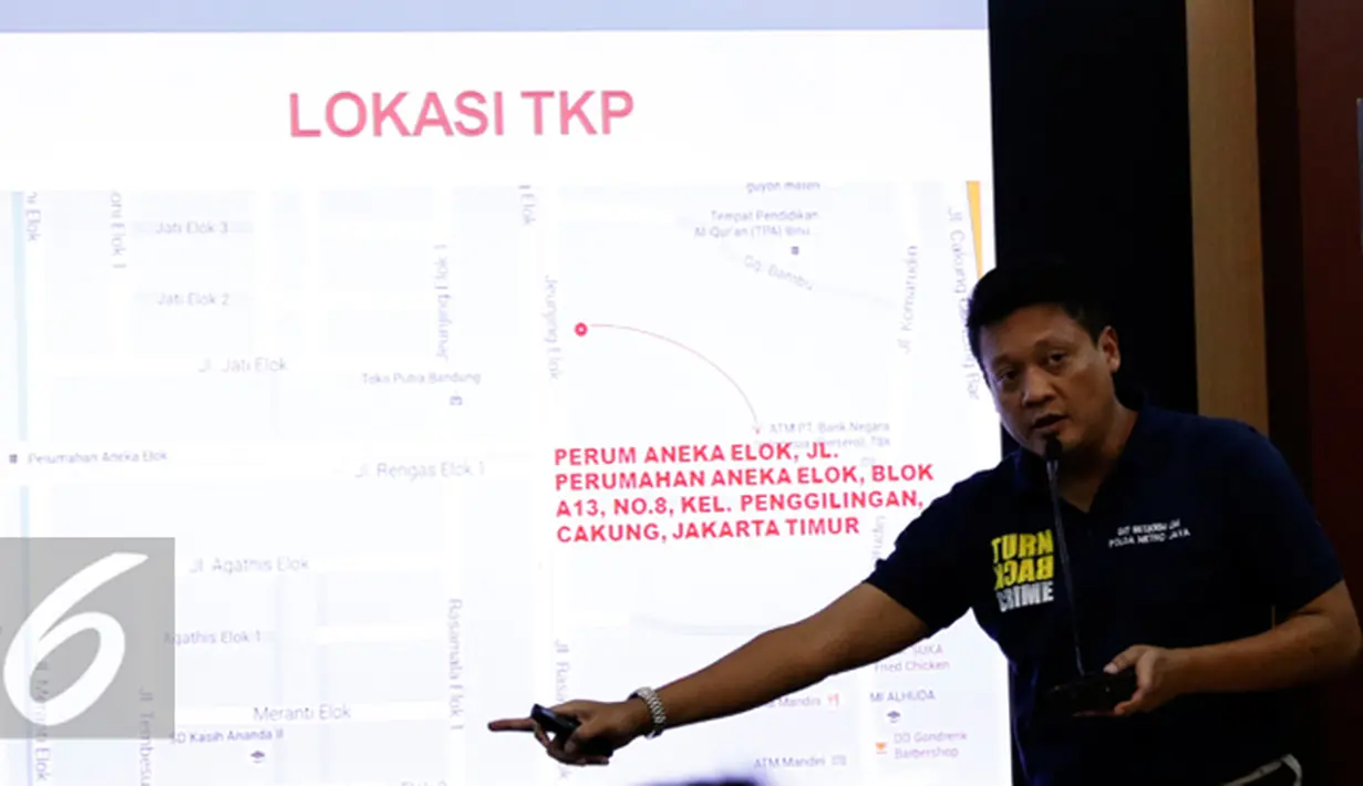 Direskrimum Polda Metro Jaya Kombes Krishna Murti menjelaskan mengungkapkan kasus pembunuhan keji yang menewaskan Ibu dan anak di Penggilingan, Cakung, Jakarta Timur, Jumat (16/10/2015). (Liputan6.com/Yoppy Renato)