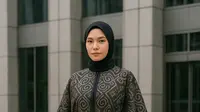 8 Model Baju Batik Kantor untuk Wanita Berhijab, Tampil Modis di 2025