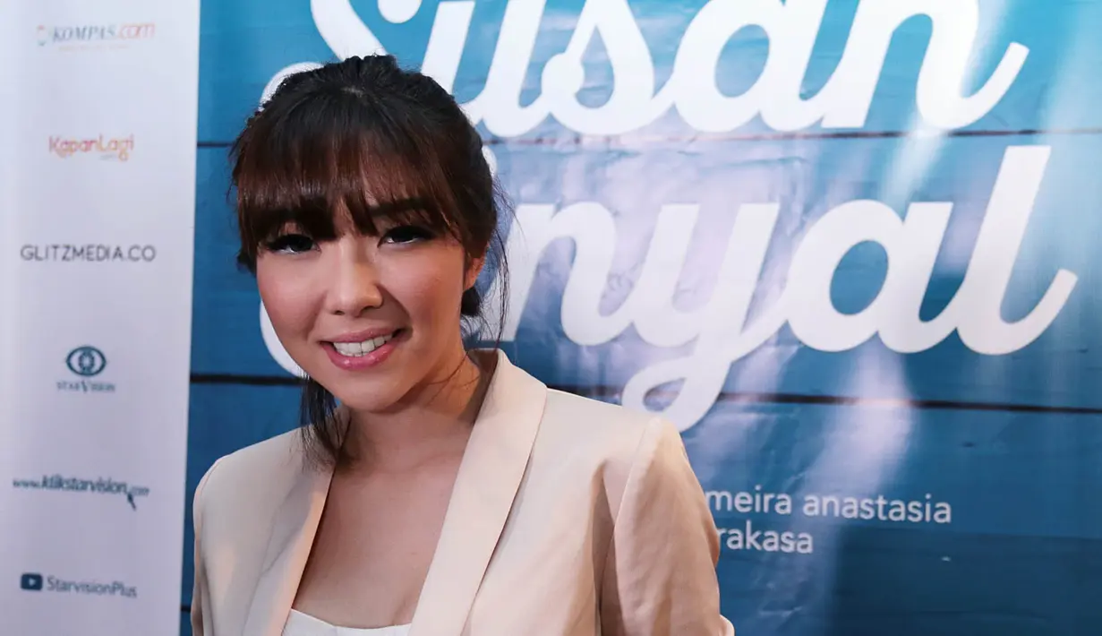 Meskipun mengajak sang istri, dalam film yang dibintangi oleh Gisella Anastasia ini, Ernest tetap berperan sebagai pengambil keputusan. Semuanya pun sudah disepakati sejak awal bersama sang istri. (Deki Prayoga/Bintang.com)