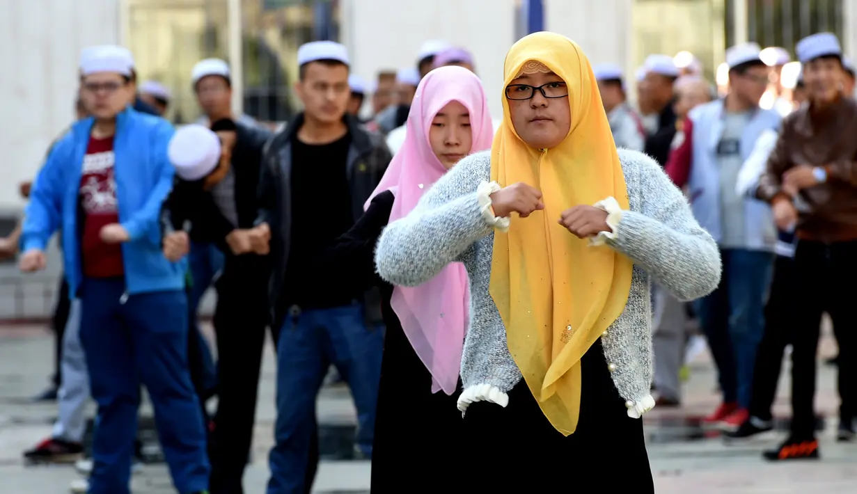 Sejumlah mahasiswi berdiri mengikuti kegiatan di kampus Institut Agama Islam Ningxia di Yinchuan, Ningxia provinsi utara China (22/9/2015). Sekolah Tinggi Islam tersebut dibangun pada 1985 dan saat ini memiliki 400 mahasiswa. (AFP PHOTO/GOH CHAI HIN)