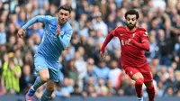 Penyerang Liverpool Mohamed Salah (kanan)&nbsp;dan bek Manchester City Aymeric Laporte akan kembali bentrok saat tim kedua pemain kembali berhadapan pada pekan ke-11 Liga Inggris di Stadion Anfield, Minggu, 16 Oktober 2022. (Paul ELLIS / AFP)