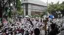 Ratusan massa yang memakai busana serba putih itu mengancam akan menduduki kantor DPRD DKI  hingga Ahok batal menjadi gubernur DKI Jakarta, Jakarta, Senin (10/11/2014)   (Liputan6.com/Faizal Fanani)