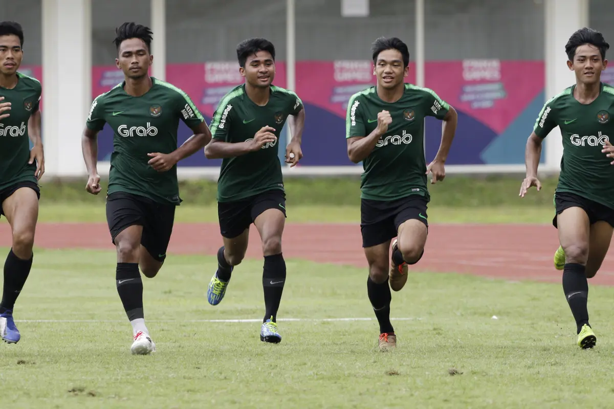 Para pemain Timnas Indonesia U-22, melakukan sprint. (Bola.com/Yoppy Renato)