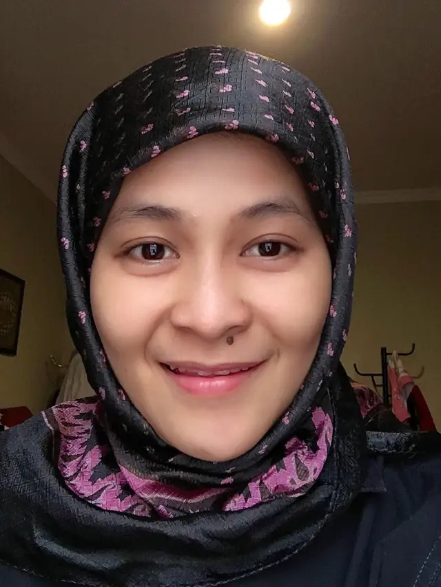 Biasa Tampil Tomboi, Ini 6 Potret Cantik Mita The Virgin Pakai Hijab