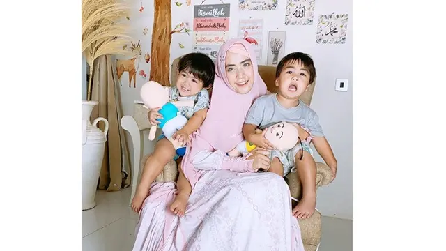 Jarang Tersorot, Ini 7 Potret Kebersamaan April Jasmine dan Ketiga Putranya