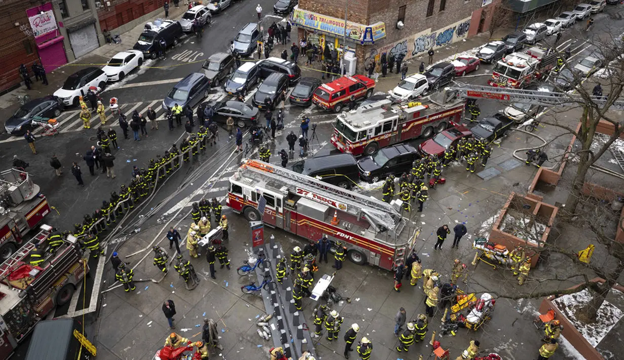 Petugas pemadam kebakaran bekerja di luar gedung apartemen setelah kebakaran di Bronx, New York, Amerika Serikat, 9 Januari 2022. Menurut Komisaris FDNY Daniel Nigro, mayoritas korban tewas karena menghirup asap yang parah. (AP Photo/Yuki Iwamura)