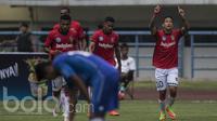 Striker Bali United FC, Irfan Bachdim merayakan gol yang ia cetak ke gawang Persib Bandung dalam laga uji coba di Stadion Gelora Bandung Lautan Api, Gedebage, Bandung, Sabtu (8/4/2017). (Bola.com/Vitalis Yogi Trisna)