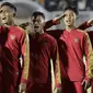 Pemain Timnas Indonesia U-19 menyanyikan lagu Indonesia Raya sebelum melawan Timor Leste pada laga Kualifikasi Piala AFC U-19 2020 di Stadion Madya, Jakarta, Rabu, (6/11/2019). Indonesia menang 3-1 atas Timor Leste. (Bola.com/M Iqbal Ichsan)