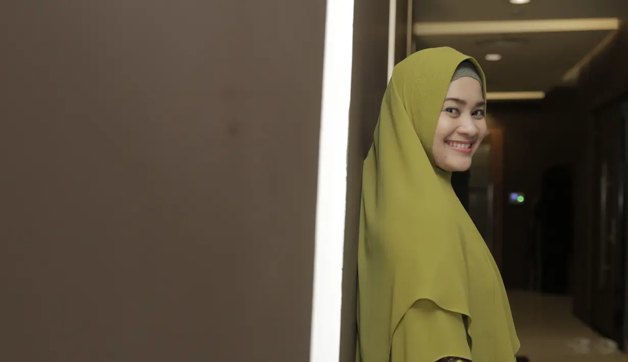 Ikke Nurjanah tersenyum saat sedang di potert. Senyumnya sangat cantik sekali. Ikke yang berbusana hijab syar'i memang tampil sangat memesona. Penampilannya kini buat siapa saja yang melihatnya menjadi adem. (KapanLagi.com/Muhammad Akrom Sukarya)