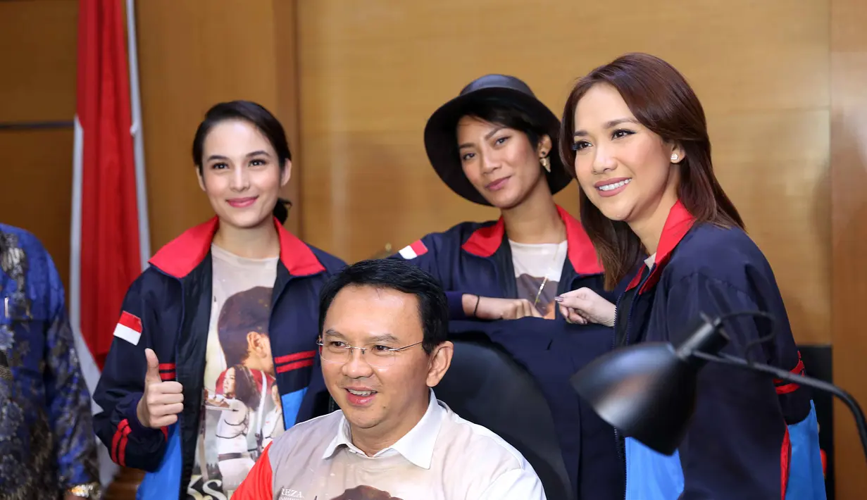 Mendekati dirilis pada Agustus mendatang, para pemeran film 3 Srikandi terus melakukan promosi. Salah satunya adalah mendatangi kantor Gubernur DKI Jakarta di Balai Kota, Selasa, (19/7/2016). (Nurwahyunan/Bintang.com)