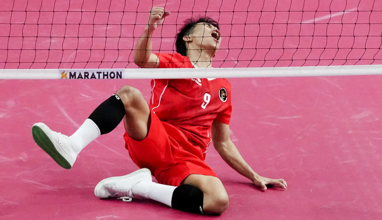 <p>Indonesia lalu merebut gold medal point di angka 20-13. Smes Rusdi yang tak bisa dikembalikan akhirnya memastikan kemenangan Indonesia di laga final. (AP Photo/Tatan Syuflana)</p>