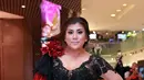 Para selebriti Indonesia yang datang ke pameran fotografi 'Alkisah' mengenakan pakaian yang mencerminkan budaya Indonesia, seperti Regina yang terlihat anggun mengenakan kebaya modern ini. (Wimbarsana/Bintang.com)
