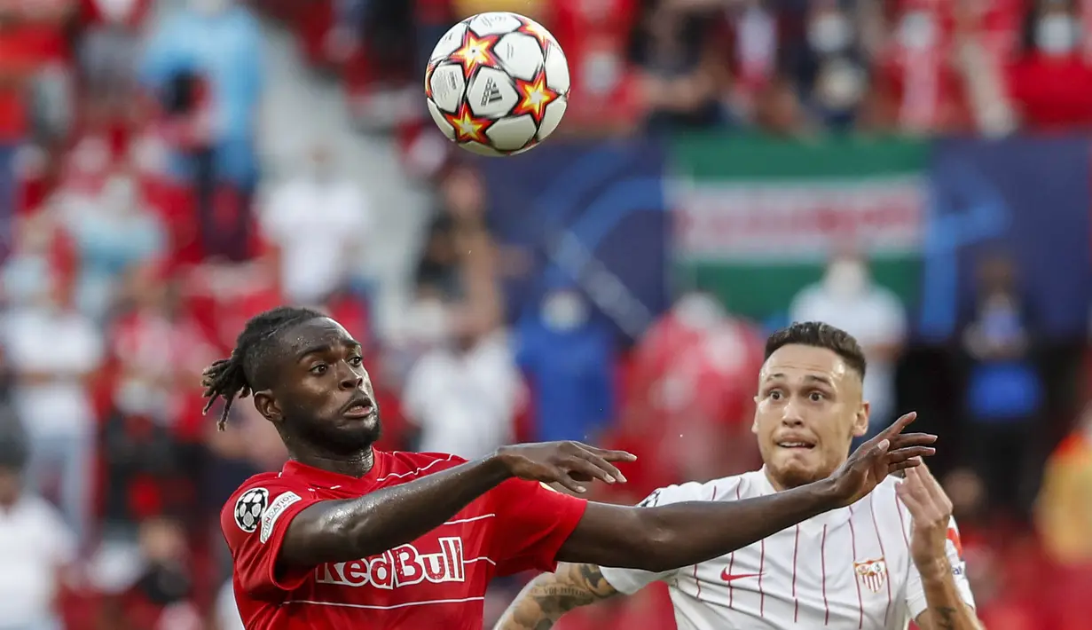 Laga ini benar-benar dipenuhi dengan drama, mulai dari hujan deras, kartu merah hingga untuk pertama kalinya dalam sejarah Liga Champions ada empat penalti diberikan pada babak pertama. (Foto: AP/Angel Fernandez)