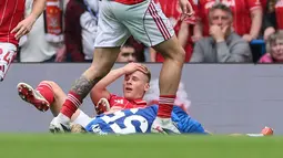 Pemain Chelsea, Jesse Derry terbaring di lapangan usai bertabrakan dengan pemain Nottingham Forest, Zach Abbott pada laga pekan ke-35 Premier League di Stamford Bridge, Senin (4/5/2026). (AFP/Adrian Dennis)