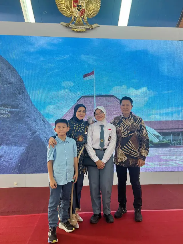 7 Kebersamaan Juliana Moechtar dan Putrinya Waktu Antar Sekolah di Taruna Nusantara