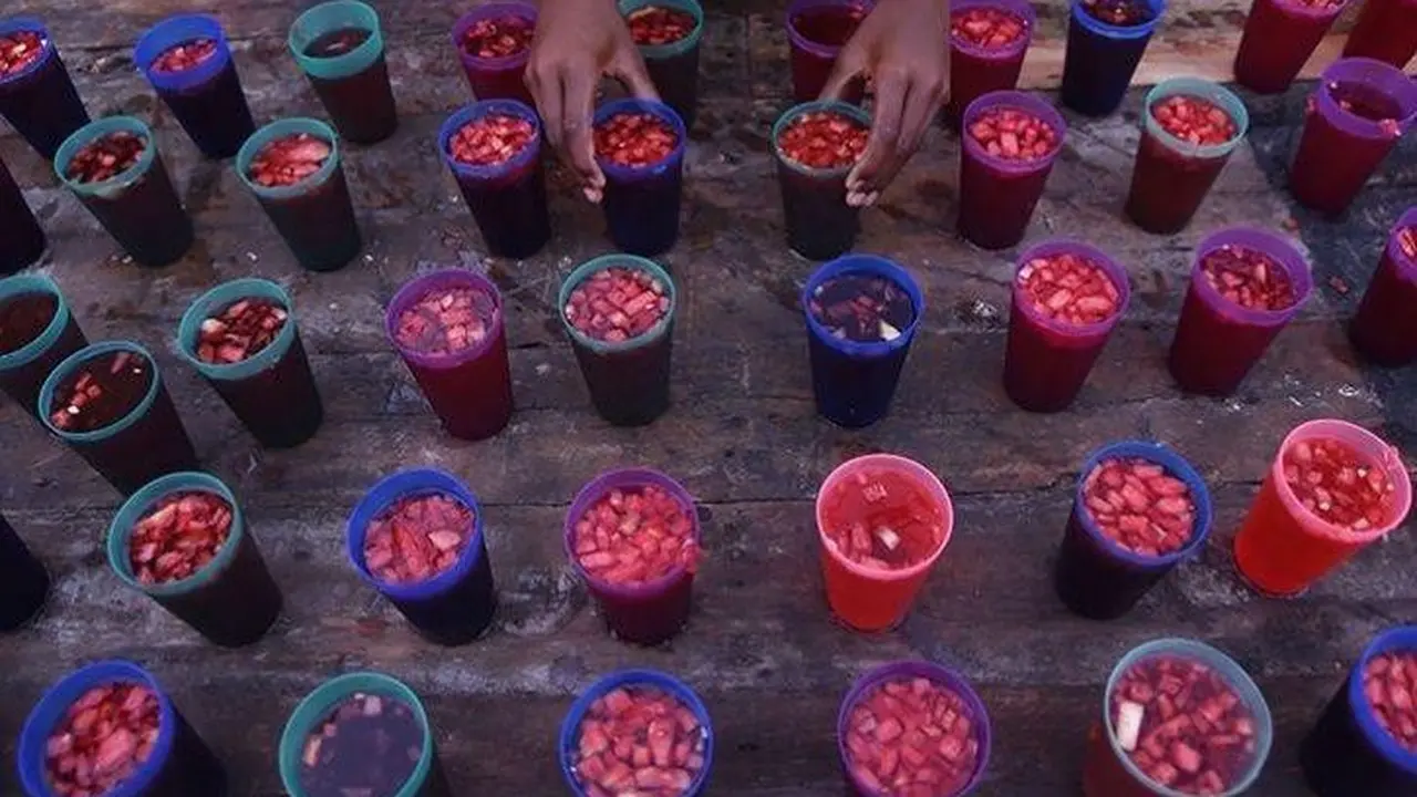 Minuman berbuka puasa di India yang dibuat dari campuran Rooh Afza, minuman mawar terkenal di Asia Selatan (AFP Photo)