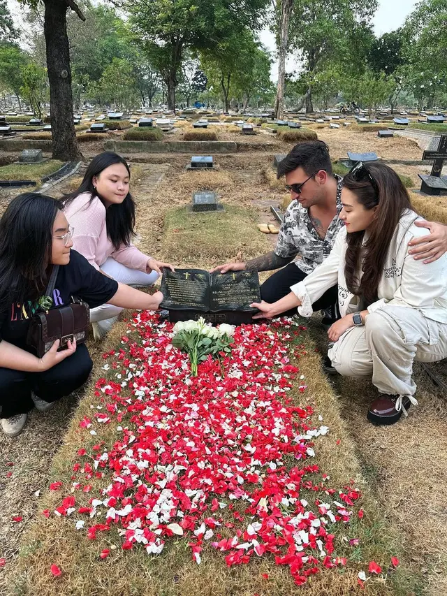 6 Potret Kedekatan Ladislao Camara dengan Keluarga Nathalie Holscher, Diajak Ziarah