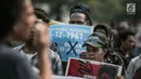 Massa Front Rakyat Indonesia untuk West Papua (FRI-West Papua) menggelar unjuk rasa di depan Kedutaan Besar Amerika Serikat, Jakarta, Kamis (15/8/2019). Massa mengecam Amerika Serikat dan memintanya bertanggung jawab atas penjajahan yang dilakukan di West Papua. (Liputan6.com/Faizal Fanani)