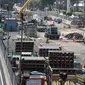 Pengendara melintas disamping proyek pembangunan MRT di kawasan Sudirman, Jakarta, Selasa (5/7). Pengerjaan proyek infrastruktur di Jakarta dan sekitarnya libur sementara karena para pekerja memperoleh libur Lebaran. (Liputan6.com/Faizal Fanani)