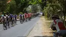 Etape 3 Internasional Tour De Banyuwangi Ijen menempuh jarak 201.7 Km. Tampak, sejumlah pebalap melintasi salah satu lintasan yang ada dalam etape 3 ITdBI, (18/10/2014). (Liputan6.com/Helmi Fithriansyah)