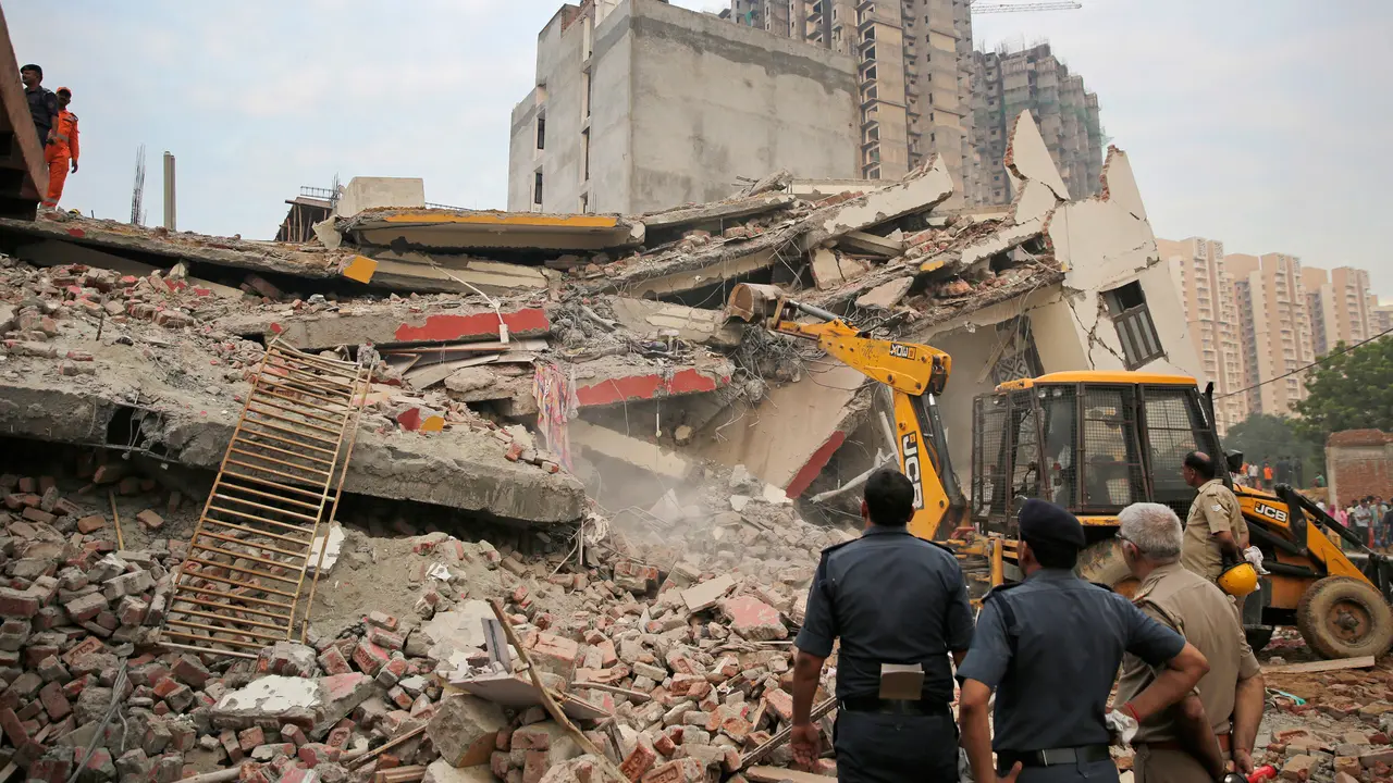 Gedung di India Ambruk