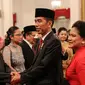 Presiden Jokowi memberi ucapan selamat kepada Menko Perekonomian Darmin Nasution usai pelantikan di Istana Negara, Jakarta, Rabu (12/8/2015). Jokowi  me-reshuffle sejumlah menteri Kabinet Kerja sekaligus melantik menteri baru. (Liputan6.com/Faizal Fanani)