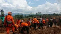Tim gabungan berpencar dalam empat sektor pencarian korban longsor di Salem, Kabupaten Brebes, Jawa Tengah. (Liputan6.com/Fajar Eko Nugroho)