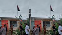 Aparat Polsek Sekupang bersama perangkat RT/RW mendatangi rumah warga yang mengibarkan bendera One Piece di bawah bendera Merah Putih. (Liputan6.com/ Ajang Nurdin)