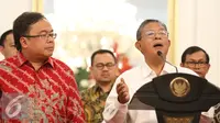 Menteri Koordinator Bidang Perekonomian Darmin Nasution saat mengumumkan paket kebijakan ekonomi tahap pertama di Istana Merdeka, Jakarta, Rabu (9/9/2015). Pemerintah mengeluarkan tiga paket kebijakan ekonomi (Liputan6.com/Faizal Fanani)