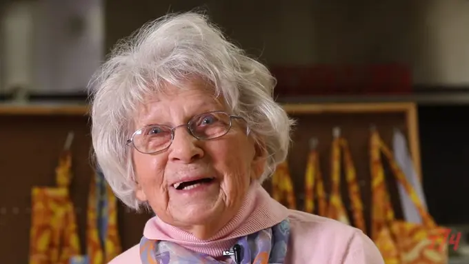 Berusia 102 Tahun, Nenek Ini Tetap Gigih Mengajar