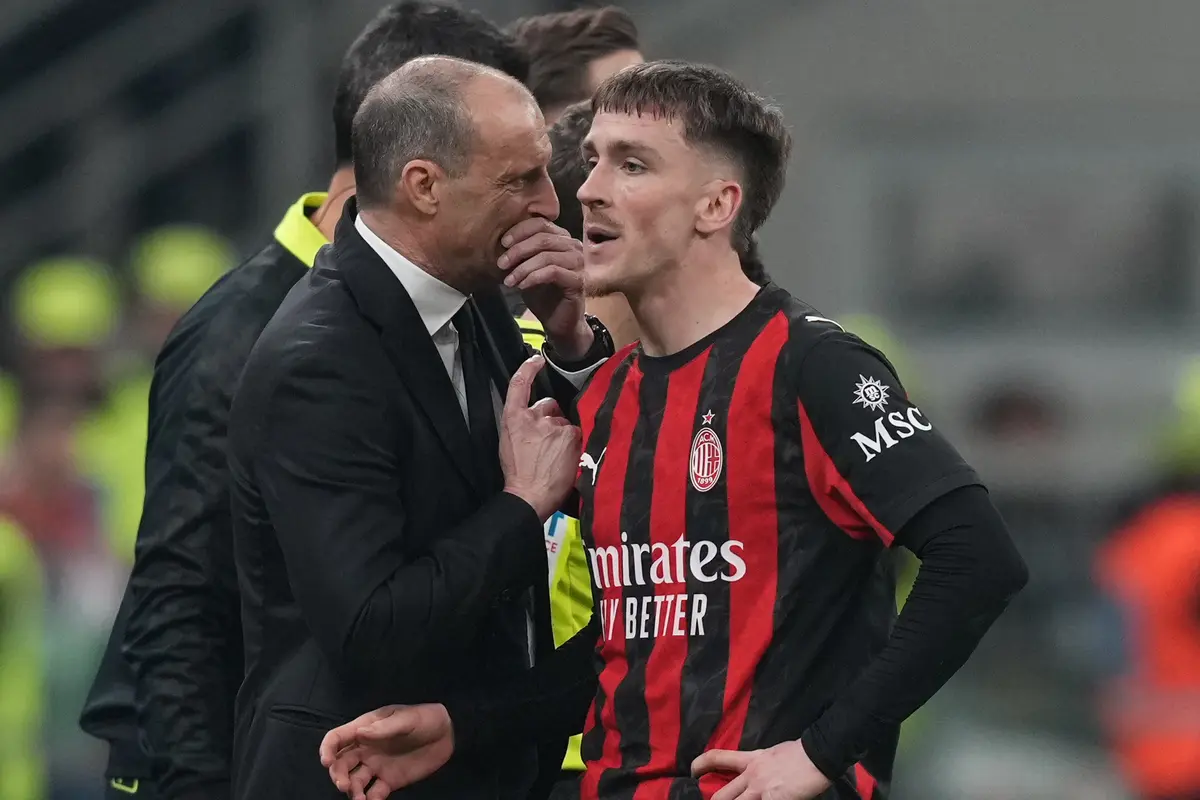 Pelatih AC Milan Massimiliano Allegri berbicara dengan Alexis Saelemaekers