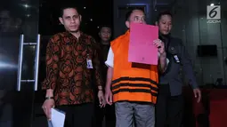 Gubernur Aceh, Irwandi Yusuf berjalan keluar mengenakan rompi oranye seusai menjalani pemeriksaan di gedung KPK, Jakarta, Kamis (5/7). KPK resmi menahan Irwandi Yusuf selama 20 hari pertama di Rutan Cabang KPK. (Merdeka.com/Dwi Narwoko)