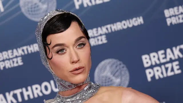 Mantra Katy Perry agar Siap Terbang ke Luar Angkasa Bersama Tunangan Jeff Bezos
