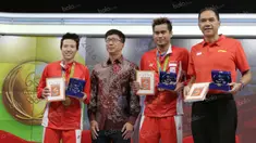 Peraih medali emas Olimpiade Rio 2016, Liliyana Natsir (kiri) dan Tontowi Ahmad, serta Ketua Umum PBSI, Gita Wirjawan, saat mendapat penghargaan dari EMTEK yang diserahkan oleh Vice President Director EMTEK, Sutanto Hartono. (Bola.com/Arief Bagus)