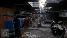 Suasana aktivitas warga yang tinggal di kolong jembatan Penjagalan, Penjaringan, Jakarta, Kamis (13/8/2015). Mahalnya biaya hidup dan sewa layak di Jakarta membuat mereka terpaksa tinggal di kolong jembatan. (Liputan6.com/Johan Tallo)