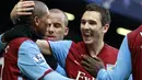 Winger Aston Villa, Ashley Young (kiri) mendapat selamat dari rekan-rekannya, Stewart Downing (ketiga dari kiri) seusai mengeksekusi penalti di laga lawan Chelsea di Stamford Bridge, 2 Januari 2011. Skor 3-3. AFP PHOTO / IAN KINGTON