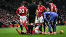 Pemain Manchester United, Lisandro Martinez mengeram kesakitan dalam laga lanjutan Liga Inggris 2024/2025 melawan Crystal Palace di Old Trafford, Manchester, Inggris, Minggu (02/02/2025). (AFP/Paul Ellis)