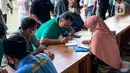 <p>Umat muslim membayar zakat fitrah di Masjid Istiqlal, Jakarta, Jumat (29/4/2022). Panitia Zakat Masjid Istiqlal mulai membuka layanan pembayaran zakat fitrah dengan pembayaran senilai Rp 50 ribu atau 3,5 liter beras. (Liputan6.com/Faizal Fanani)</p>