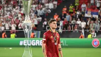 Tangis Paulo Dybala usai AS Roma gagal menjadi juara pada final Liga Europa 2022/2023 hari Kamis (01/06/2023) dini hari WIB. (Attila KISBENEDEK / AFP)