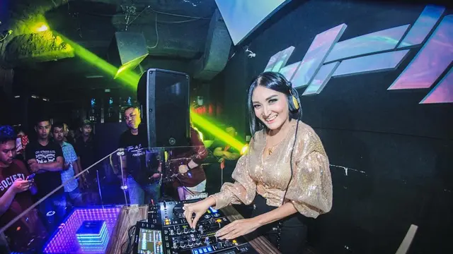 FOTO: Gaya Santai Kiki Amalia Saat Nge-DJ, Cantik dan Memesona