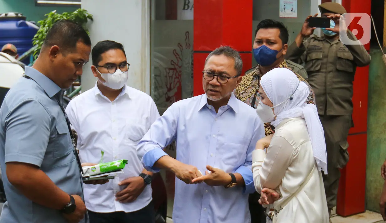 Menteri Perdagangan Zulkifli Hasan (kedua kanan) saat meninjau harga bahan pokok di Pasar Cibubur, Jakarta, Kamis (16/6/2022). Kunjungan tersebut dilakukan untuk melihat dan memantau langsung harga bahan pokok guna memastikan harga stabil menjelang Hari Raya Idul Adha 1443 Hijriah. (Liputan6.com/Herman Zakharia)