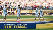 Pemain Argentina Lionel Messi (dari kanan), Rodrigo De Paul, Nicolas Otamendi, dan Leandro Paredes meninggalkan panggung seusai menerima medali juara kedua dalam laga final Piala Dunia 2026 antara Spanyol vs Argentina di East Rutherford, N.J., dekat New York, Minggu, 19 Juli 2026. (AP Photo/Ashley Landis)