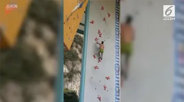 Seorang pria menguji kemampuan wall climbing atau panjat dinding. Tak disangka, dia berhasil memanjat hanya dalam hitungan detik.