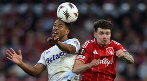 Gelandang Aston Villa, Youri Tielemans, melompat lebih tinggi dari bek Nottingham Forest, Neco Williams, untuk menyundul bola dalam pertandingan leg pertama semifinal Liga Europa antara Nottingham Forest dan Aston Villa di The City Ground, Nottingham, Inggris bagian tengah, pada 30 April 2026. (AFP/Darren Staples)