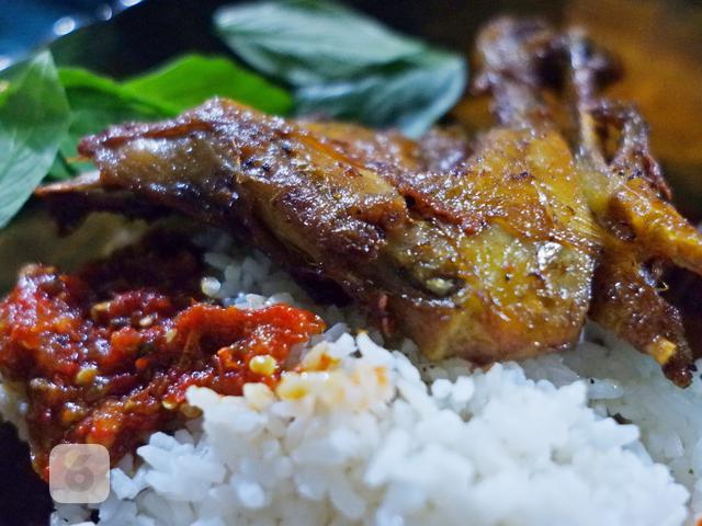 Kuliner Malam Jumat Nikmatnya Menyantap Ayam Goreng Bersama Sambal Yang Bikin Ketagihan Lifestyle Liputan6 Com