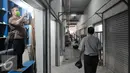 Suasana di Tempat Penampungan Sementara (TPS), Manggarai, Jakarta, Selasa (4/10). Pedagang Pasar Rumput mulai tempati kios TPS Pasar Jaya Manggarai. (Liputan6.com/Yoppy Renato)