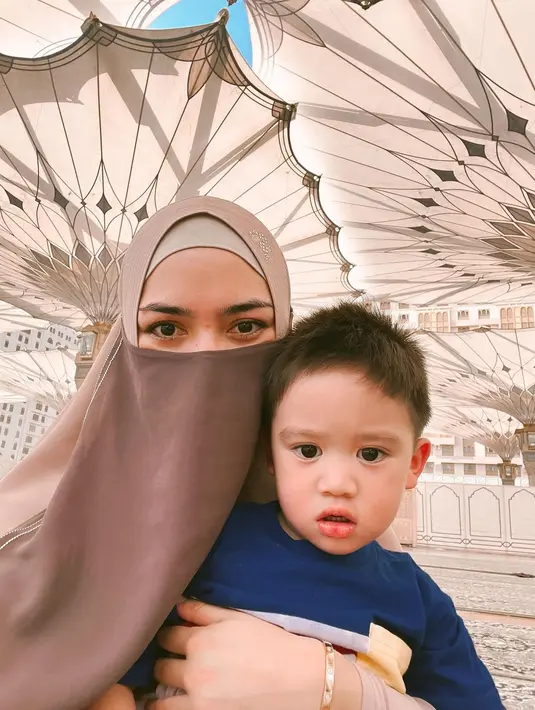 Kebersamaan Citra Kirana dan Athar di Masjid Nabawi. (Foto: Instagram/citraciki)