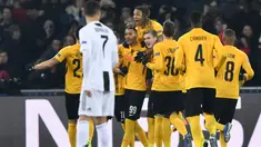 Pemain Young Boys merayakan gol pertama yang dicetak Guilaume Hoarau lewat eksekusi penalti pada laga lanjutan Liga Champions yang berlangsung di stadion Stade de Suisse, Swiss, Kamis (13/12). Young Boys menang 2-1 atas Juventus. (AFP/Fabrice Coffrini)