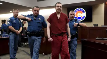 Terdakwa penembak di bioskop Colorado, James Holmes usai mengikuti sidang di Centennial, Colorado, Rabu (26/8/2015). James dijatuhi hukuman penjara seumur hidup tanpa pembebasan bersyarat atas pembunuhan 12 orang. (REUTERS/RJ Sangosti/Pool)